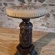Tabouret de piano ancien en bois réglable avec base sculptée et assise en tapisserie, vers 1880–1910