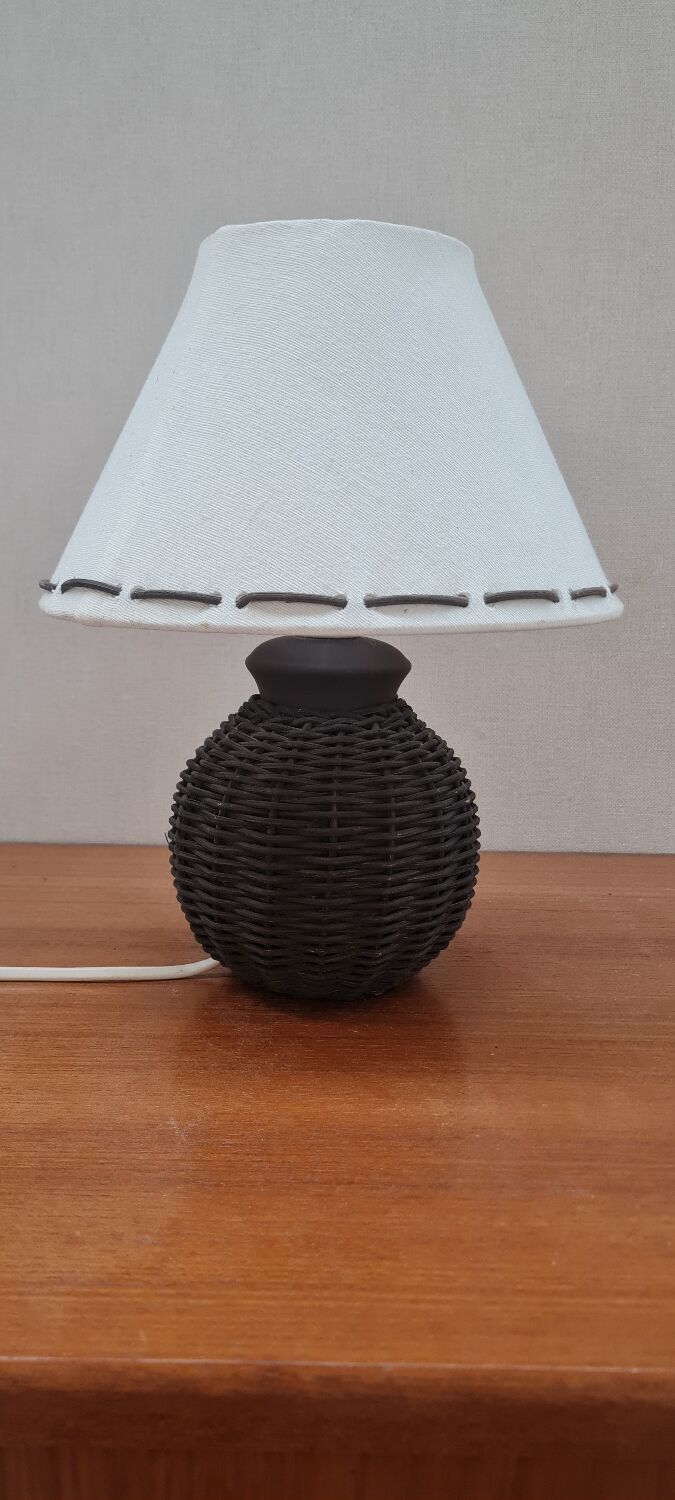 Wicker table lamp