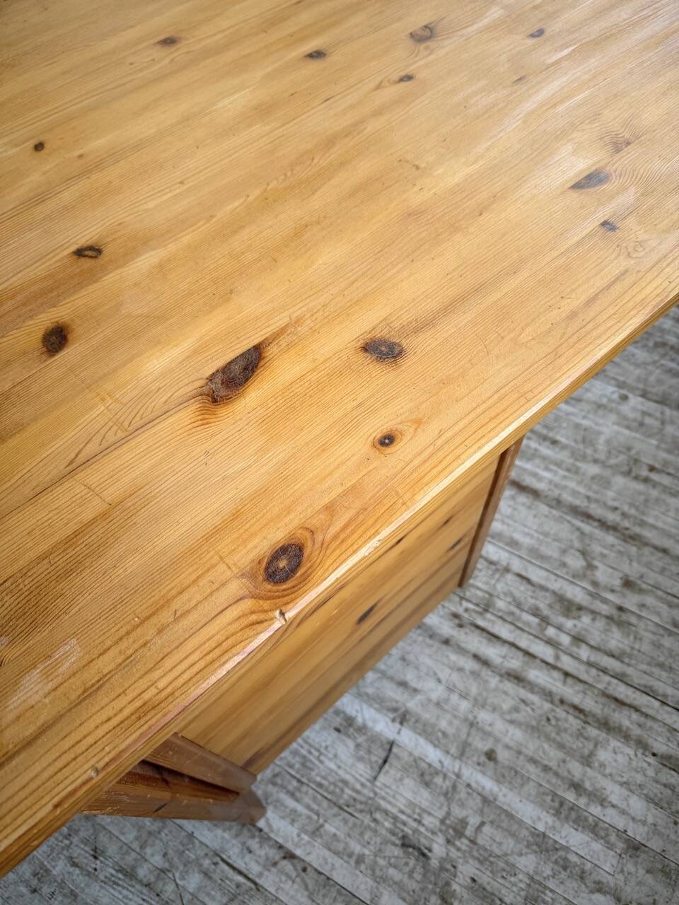 Bureau pin suédois style aperldoon 1970