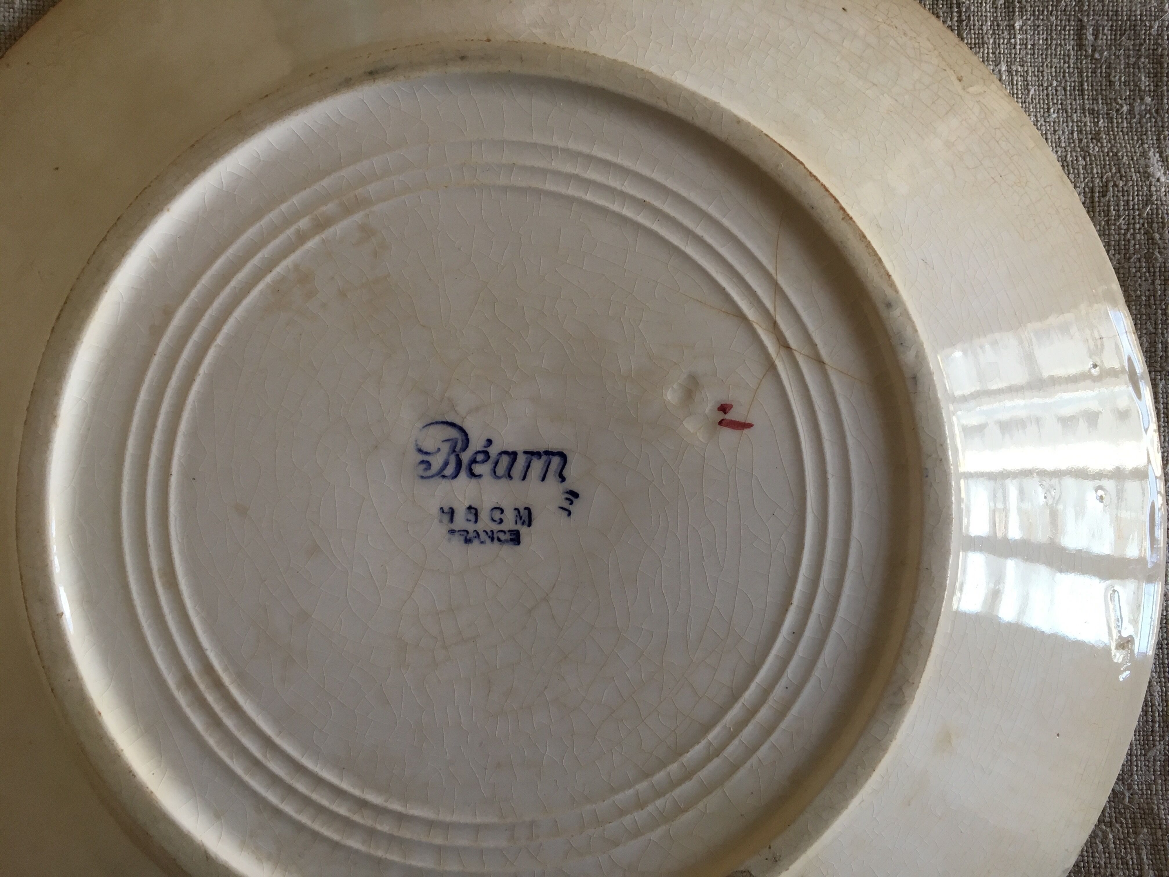 Paire d'assiettes plates en terre de fer Bearn motif basque HBCM