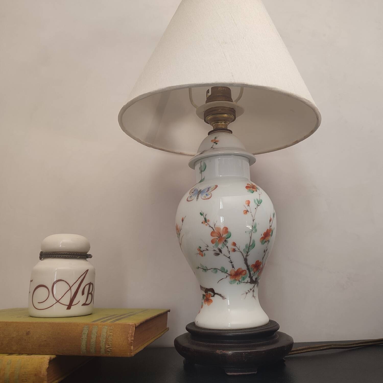 Porcelain base table lamp with Japanese decor