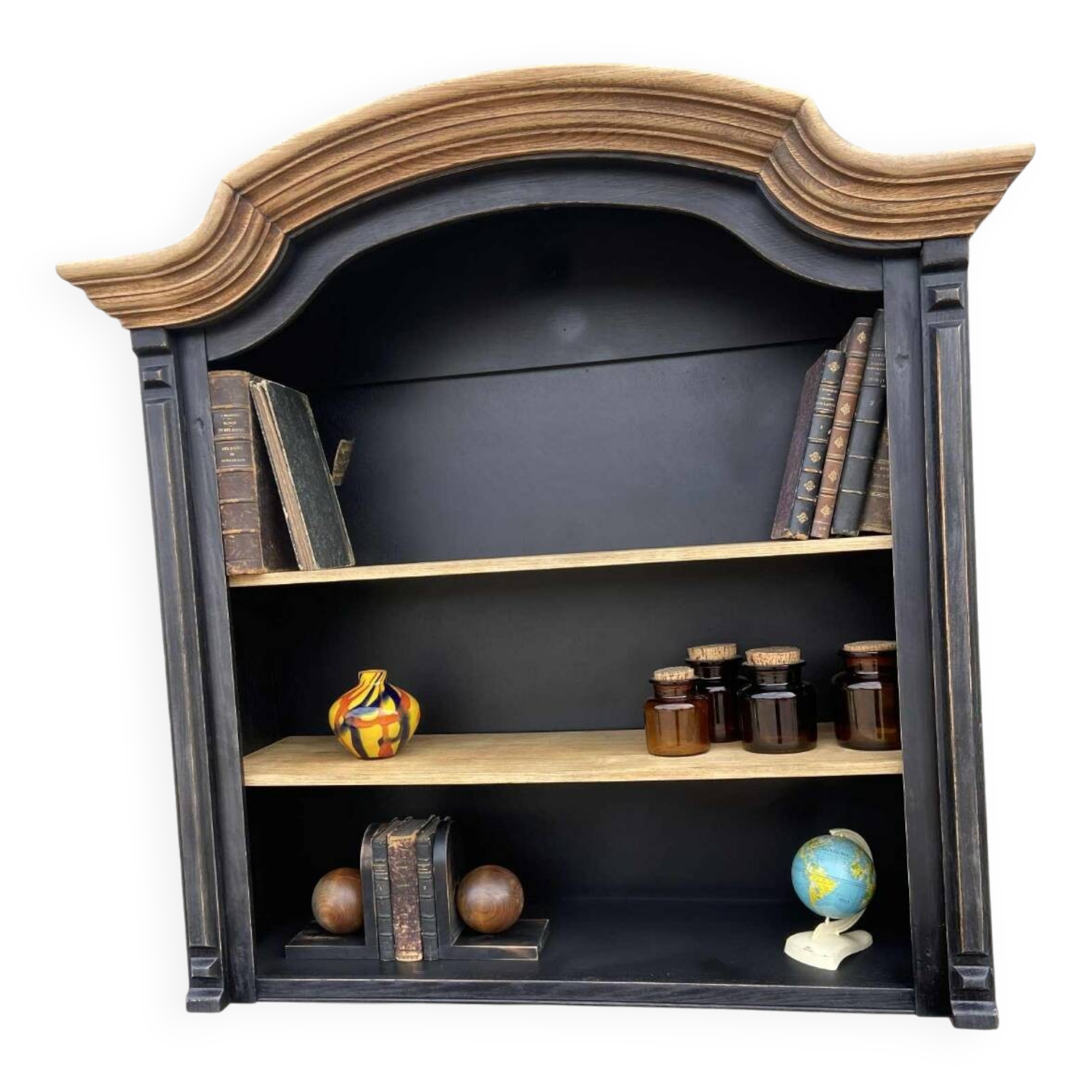 Wall-mounted shelf unit