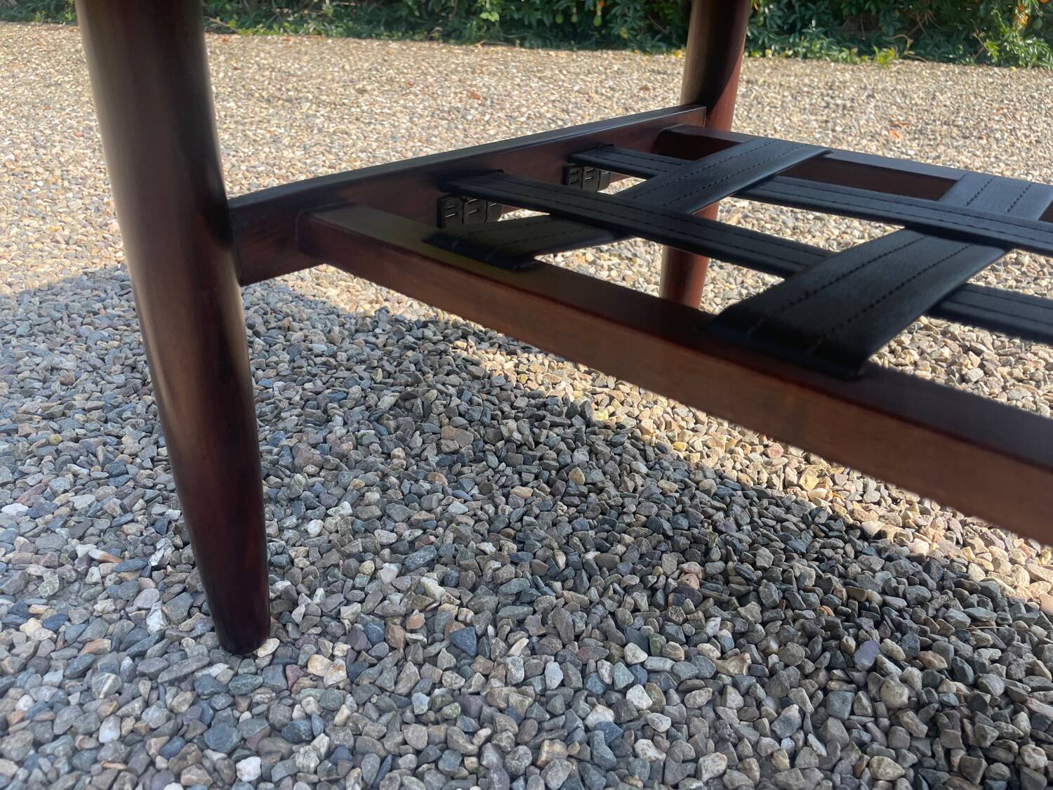 Table en palissandre Topform. Table basse vintage. Sangles en cuir
