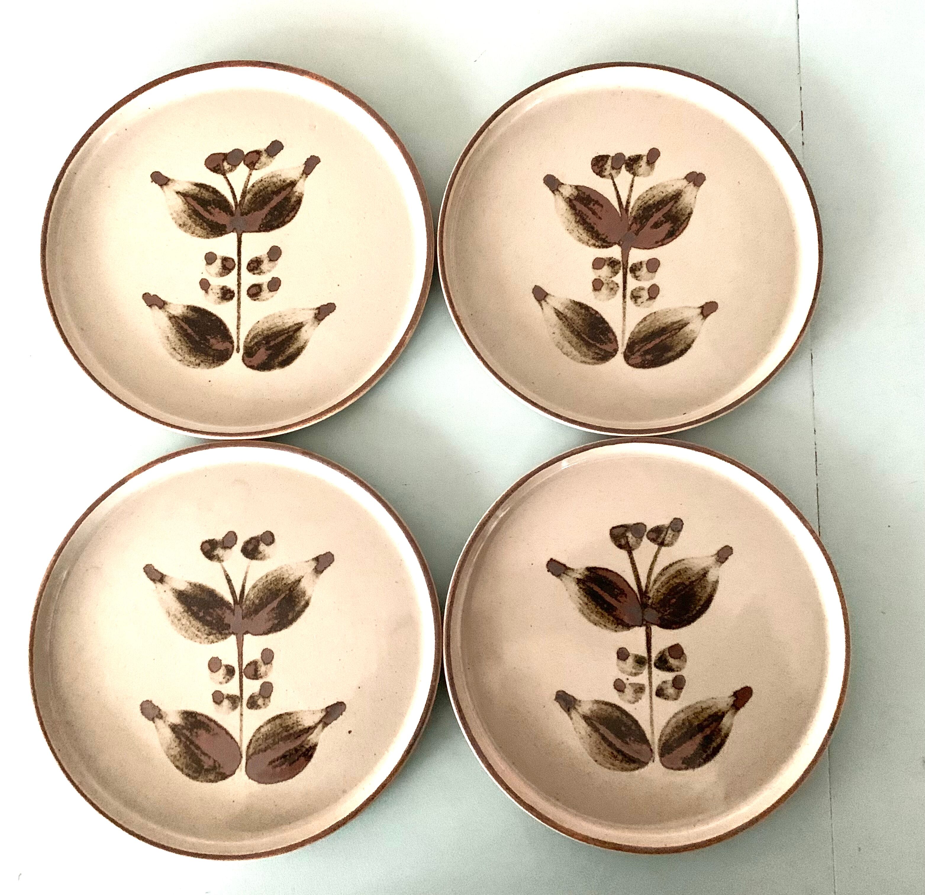 4 stoneware plates