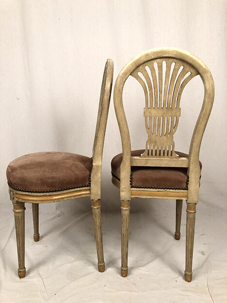 Paire de chaises à dossier montgolfière de style Louis XVI