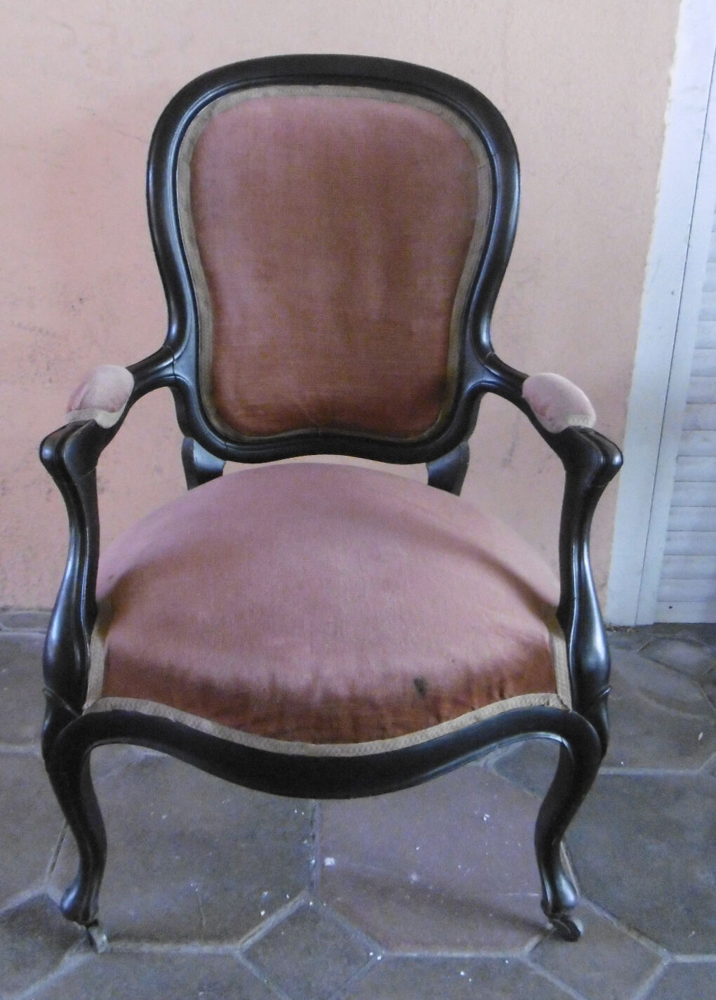 Fauteuil voltaire epoque Napoleon III en bois noirci tissu rouge saumon