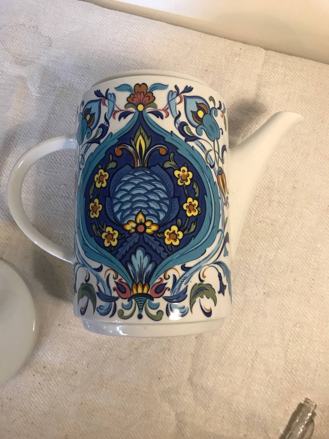 Villeroy & Boch Izmir coffee maker and creamer