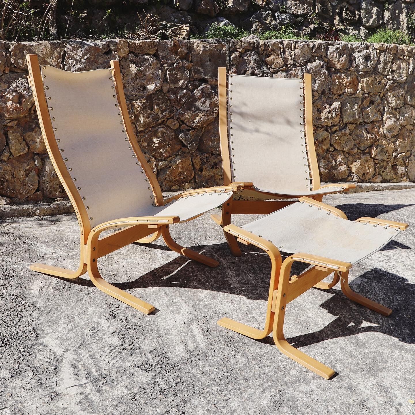 Paire de fauteuils « siesta » d’Ingmar Relling et un repose pied