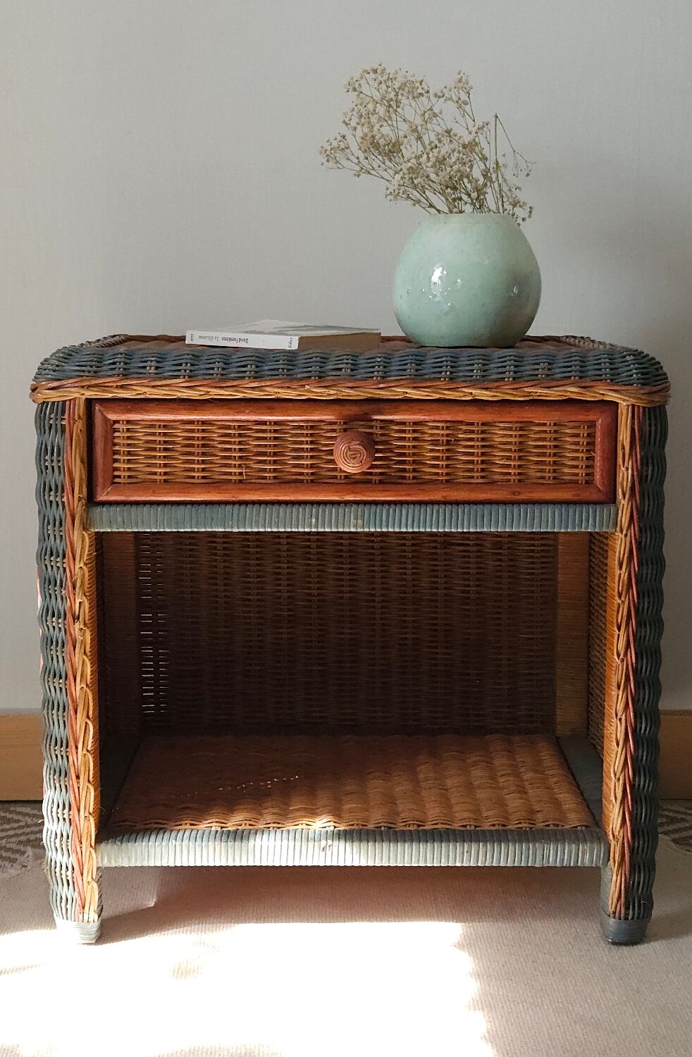 Table de chevet en osier vintage