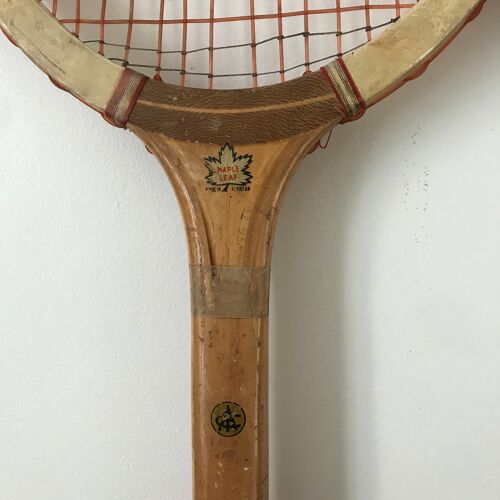 Raquette de tennis vintage en bois brute et rouge Maple Leaf