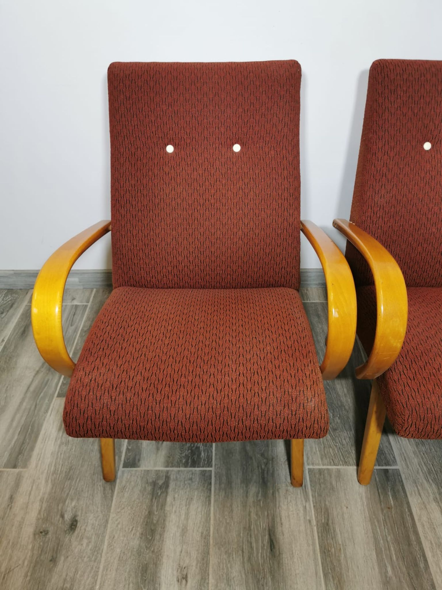 Paire de fauteuils by Jaroslav Smidek
