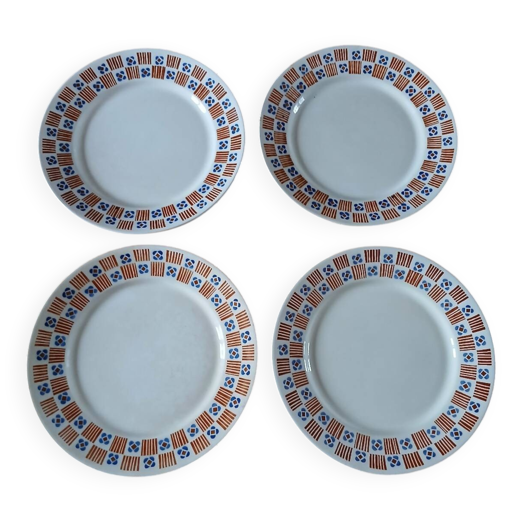 4 assiettes plates anciennes en terre de fer