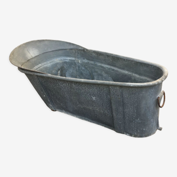 Zinc bathtub of the nineteenth