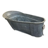 Zinc bathtub of the nineteenth