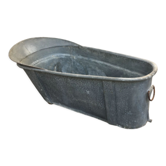 Zinc bathtub of the nineteenth