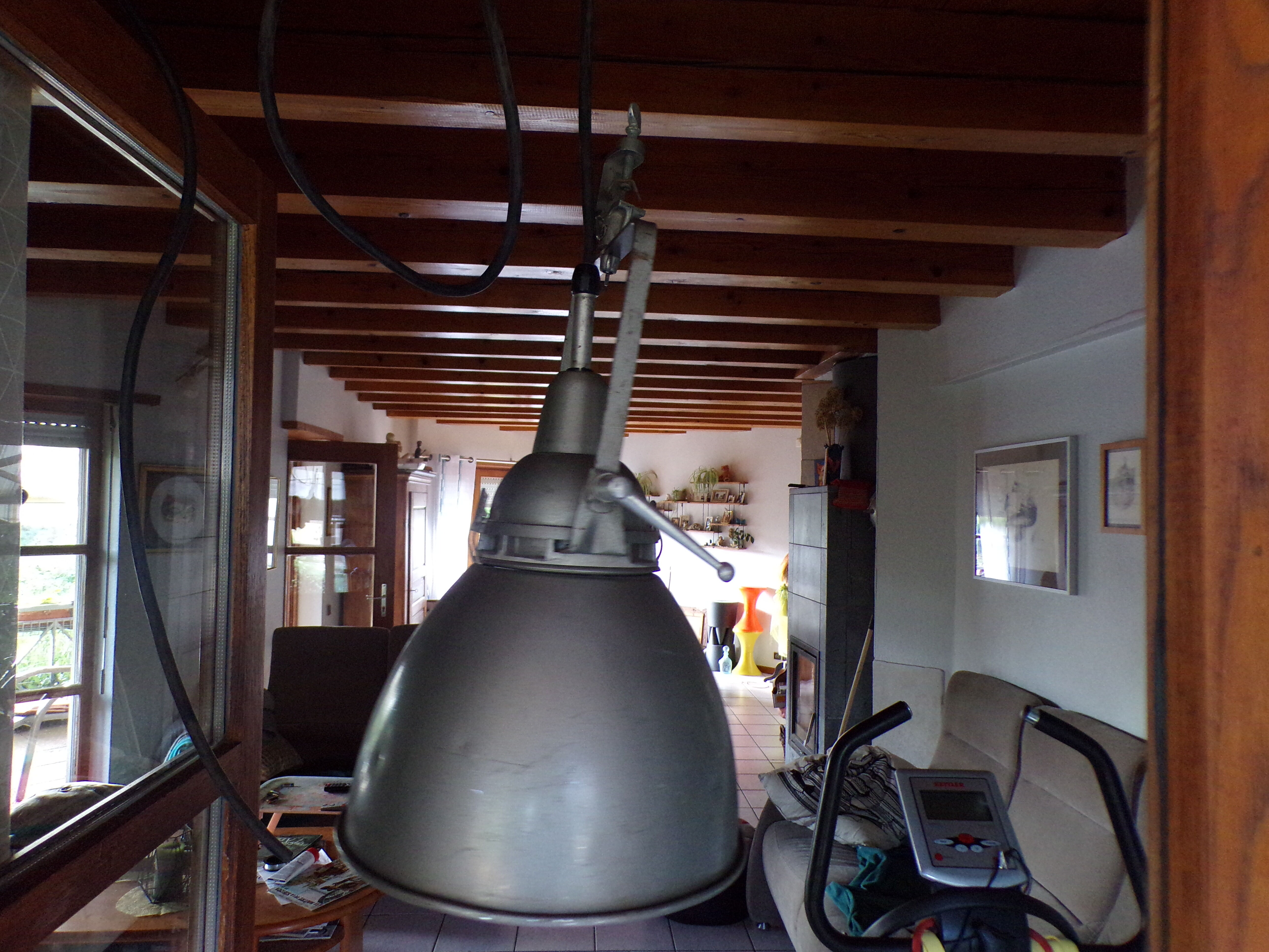 Industrial workshop lamp suspension