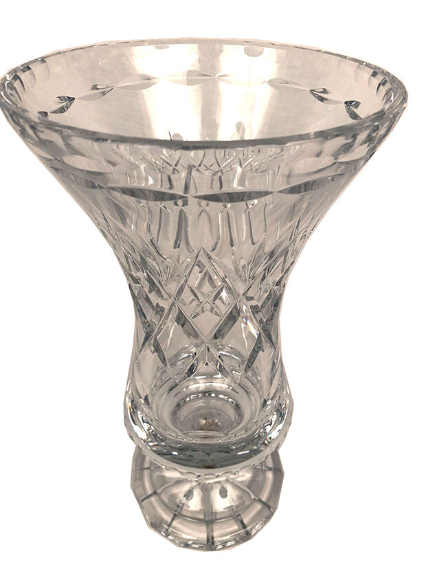Vase in cut crystal, standing