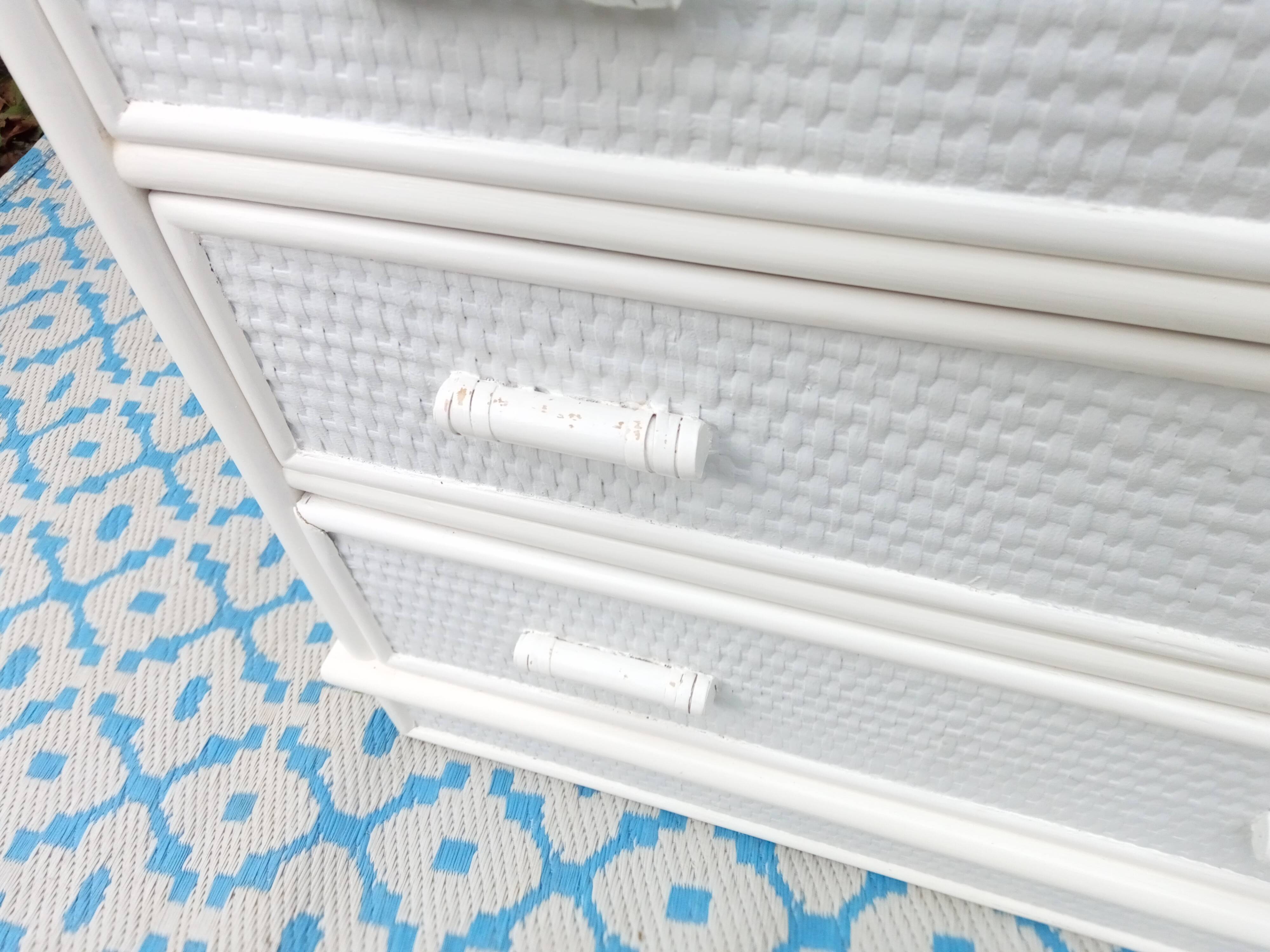 Commode blanche en rotin