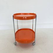Chariot de service en chrome de l'ère spatiale avec plateaux en plastique orange, années 1970