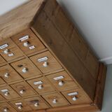 Armoire d'apothicaire allemande antique en pin avec boucliers en émail, années 1900