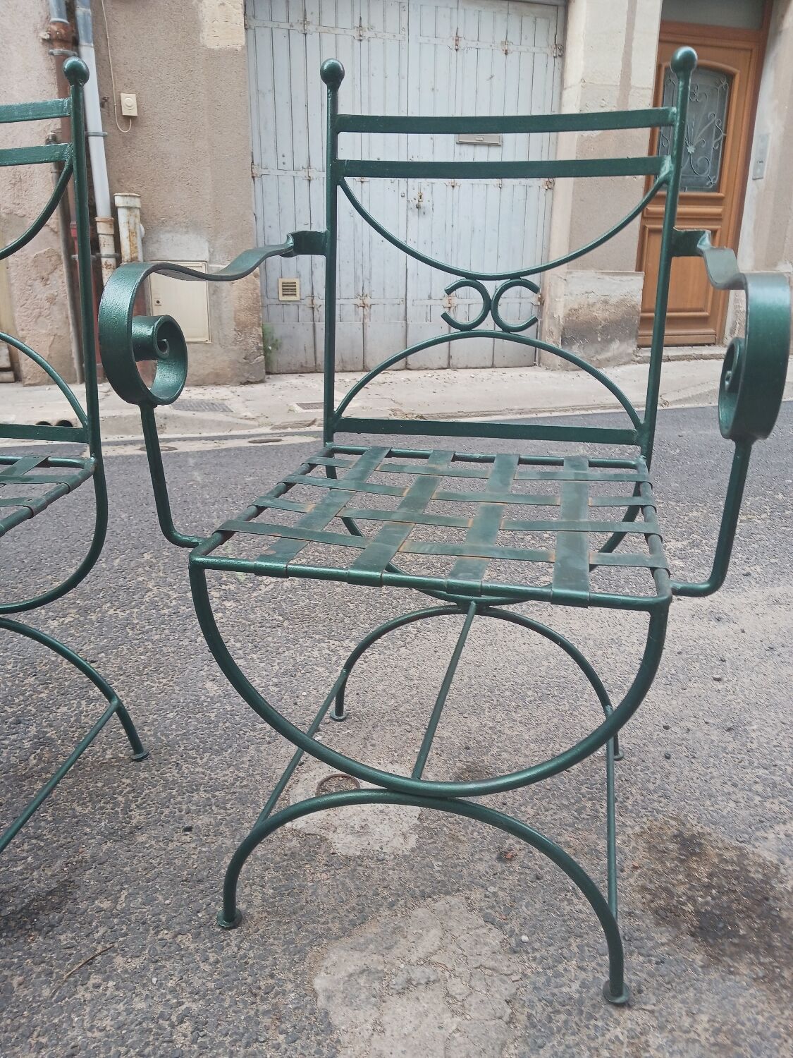 Deux fauteuils et deux chaises de jardin en fer forgé 20 eme