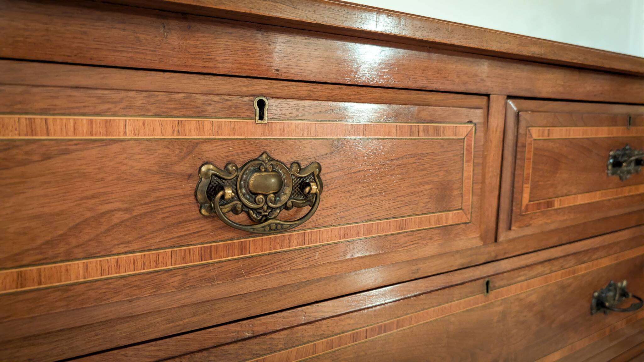 Commode quatre tiroirs avec marqueterie