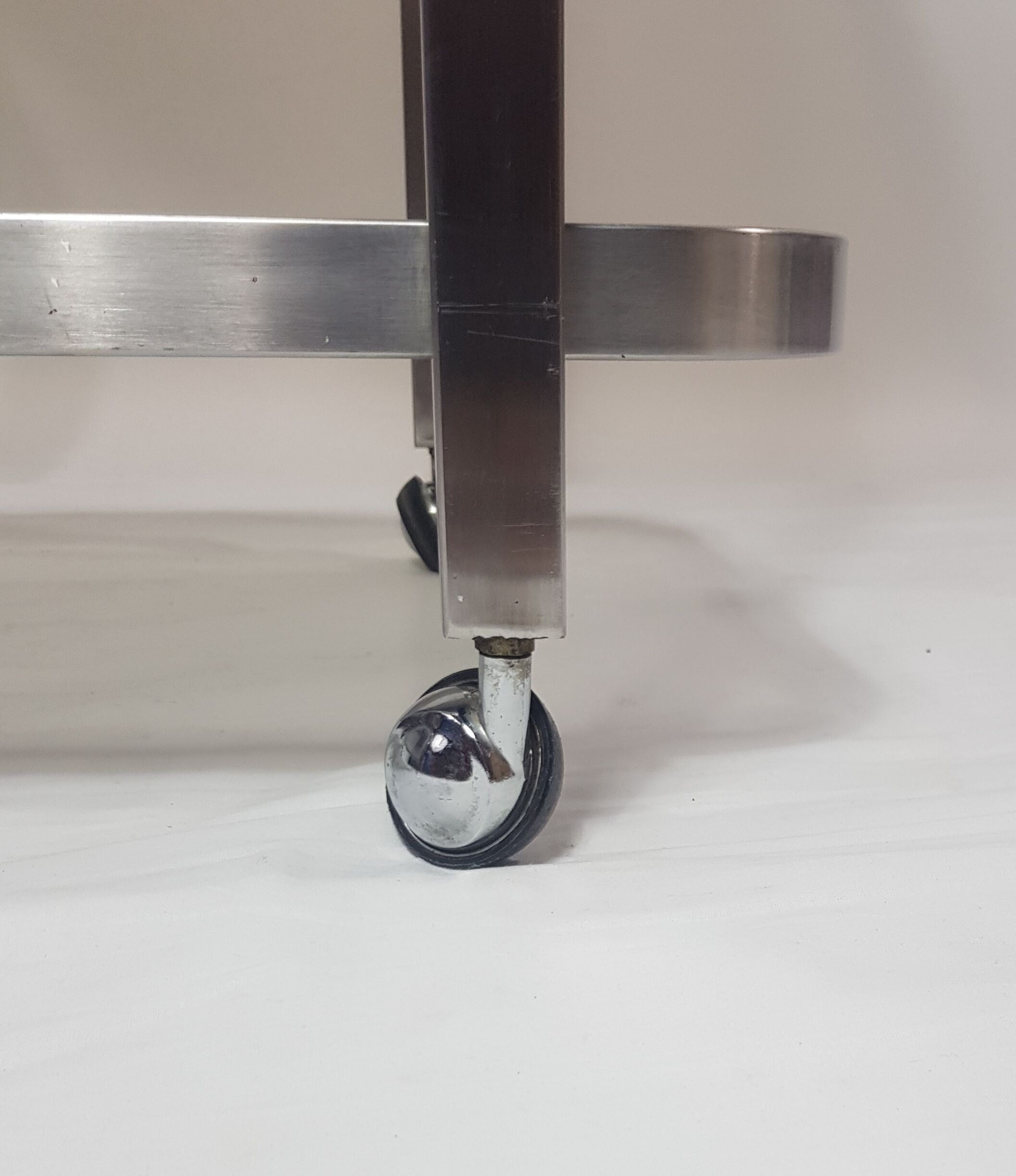 Chariot de service acier brossé et verre fumé années 70