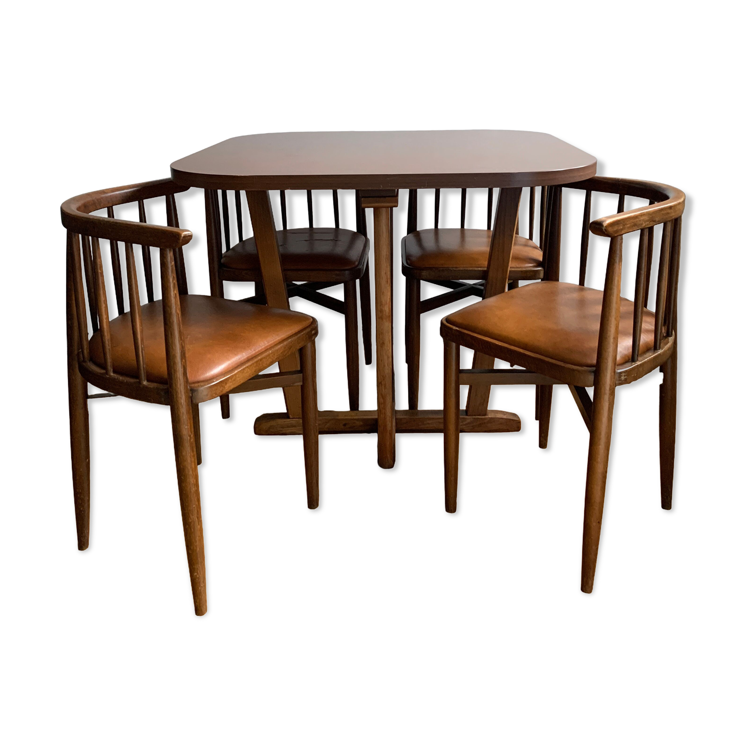 Built-in table and chairs Thonet