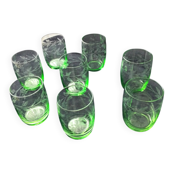 8 Verres à eau forme gobelet en verre vert  Décor gravé