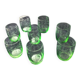 8 Verres à eau forme gobelet en verre vert  Décor gravé