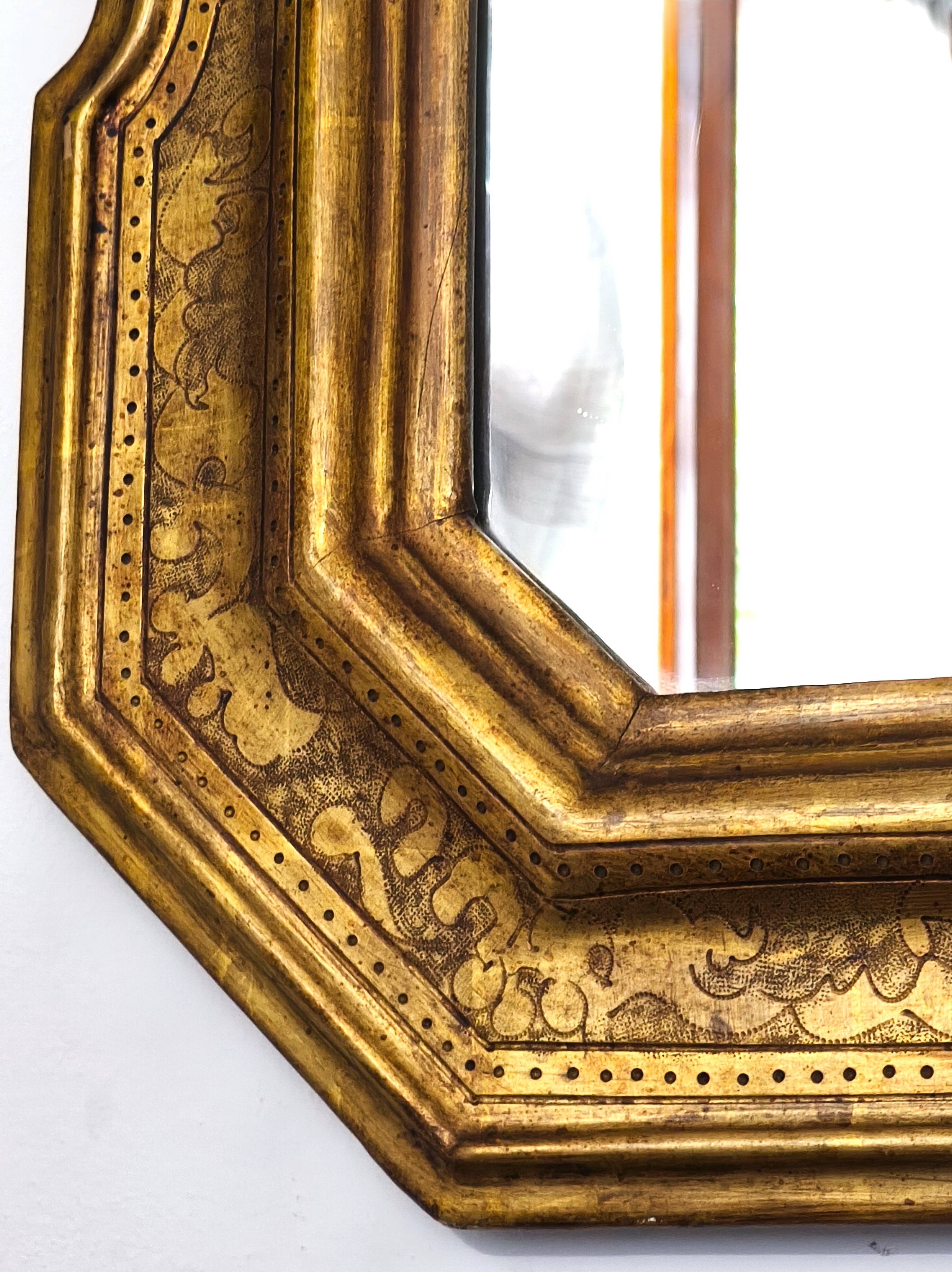 Miroir mural octogonal italien vintage en bois doré, décor bulliné