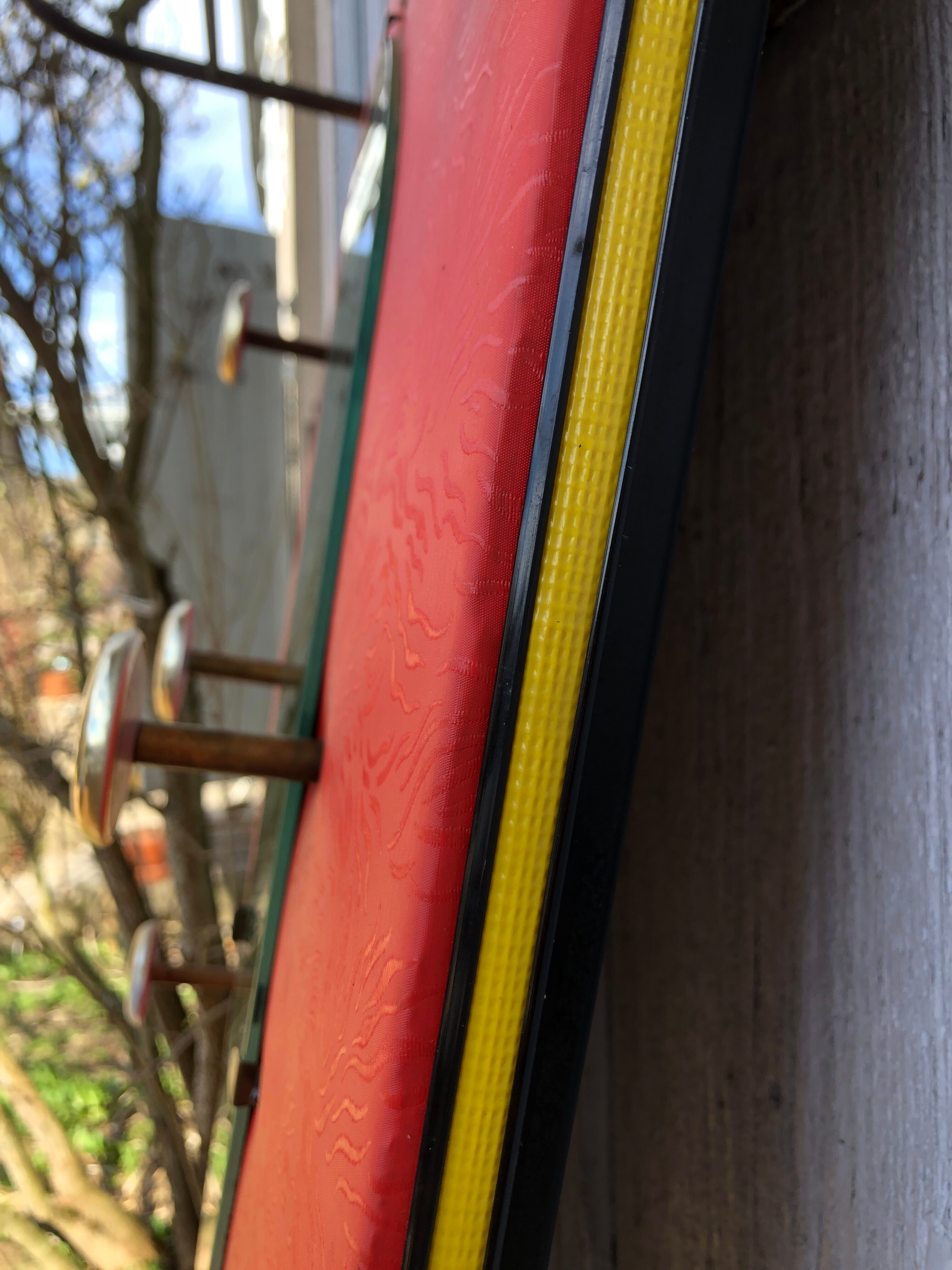 Porte-manteau rouge 1950 miroir forme libre patères laiton