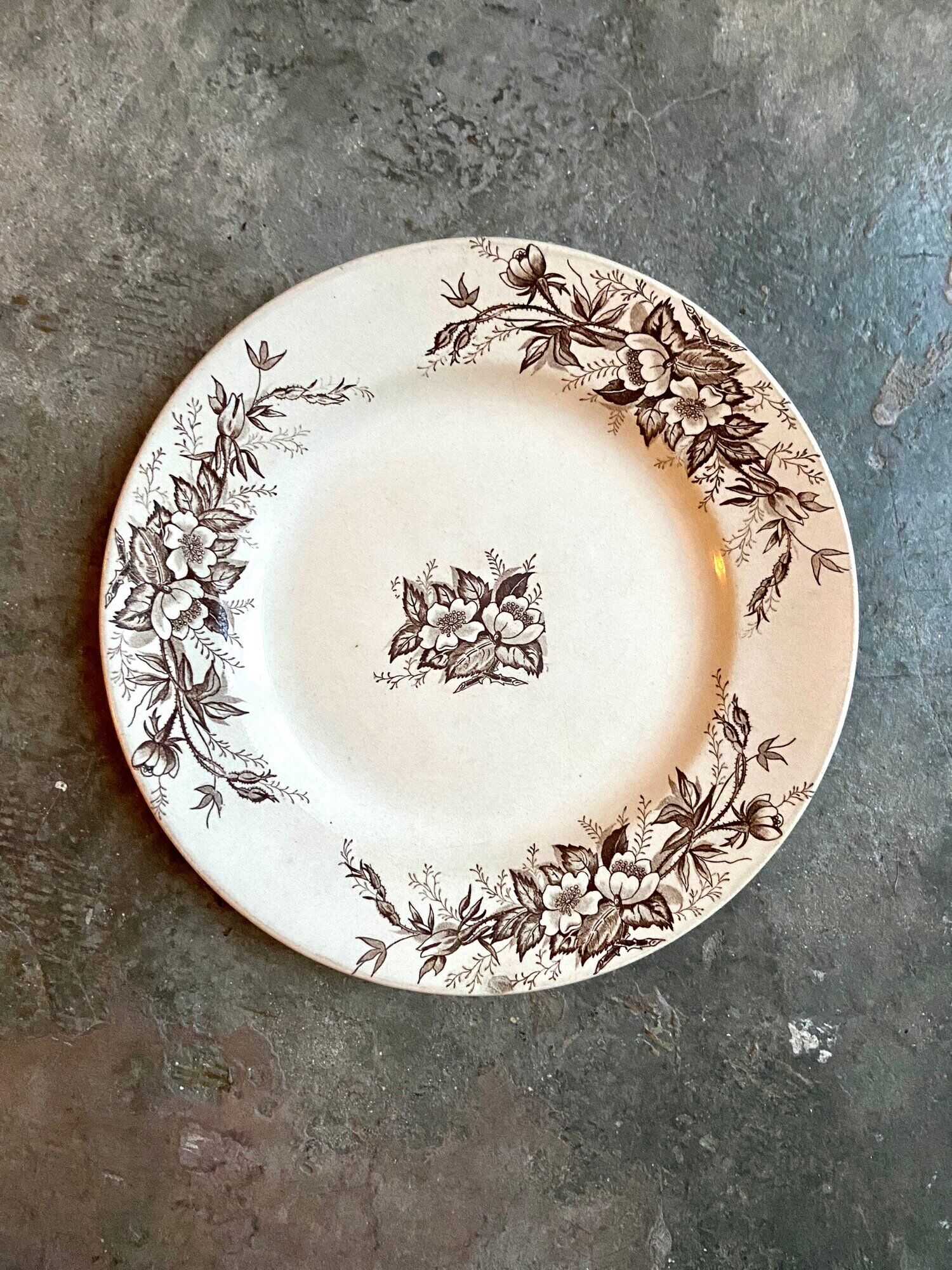 Round plate in iron earth HB & Cie