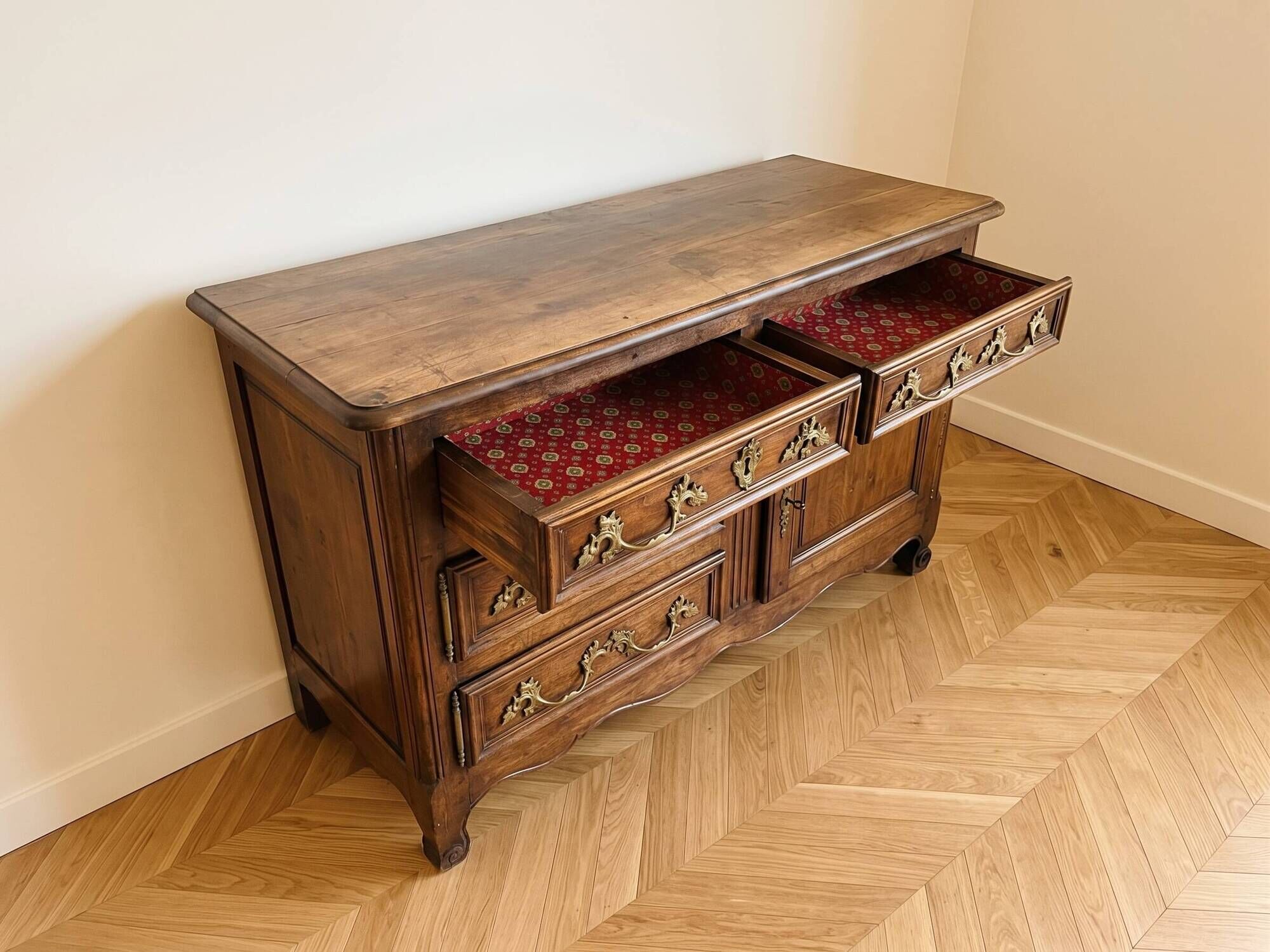 Buffet bas ancien style Louis XV en bois massif