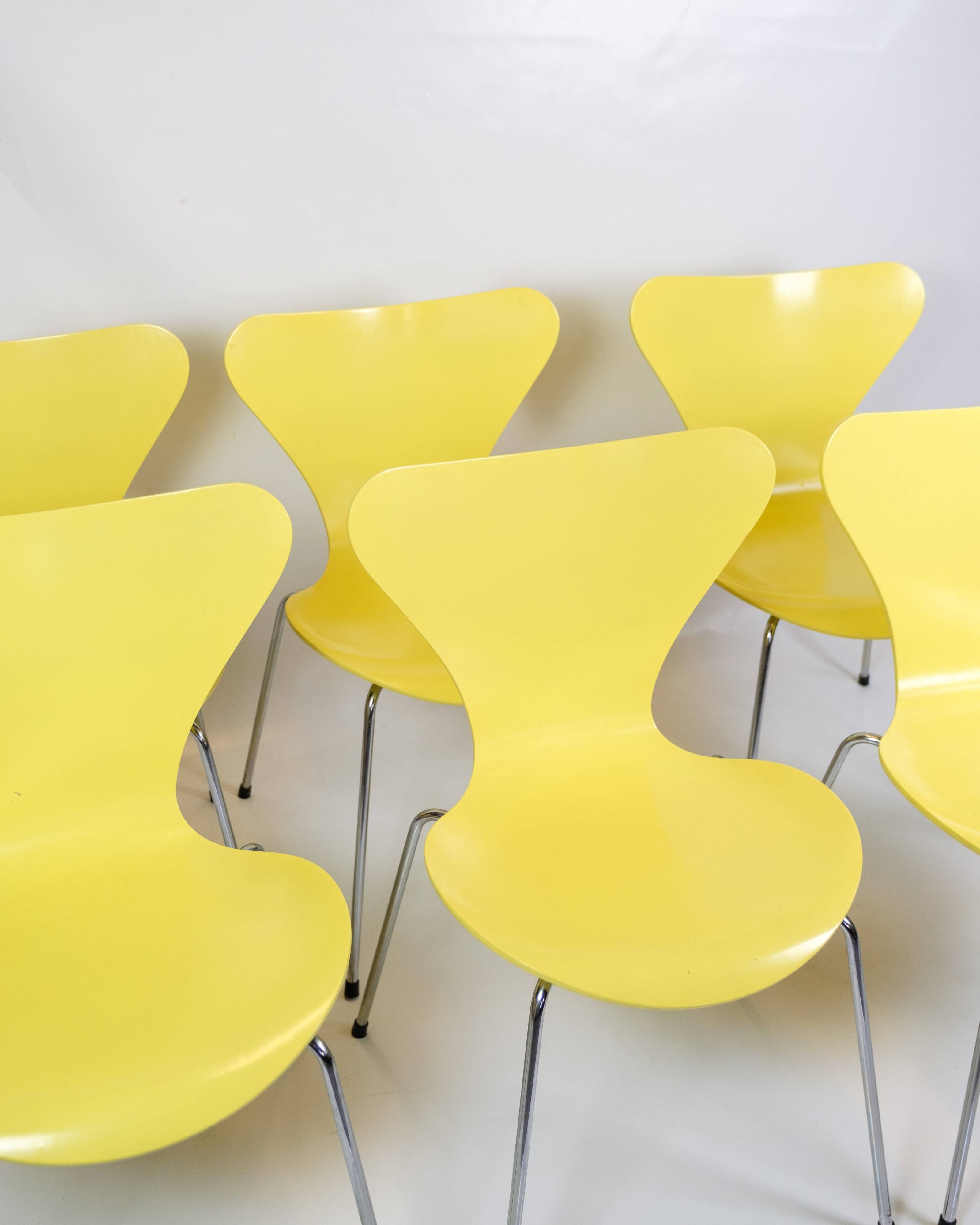 Set Of 6 Seven Chairs Model 3107 Lacquered In Yellow By Arne Jacobsen For Fritz Hansen From 1990s