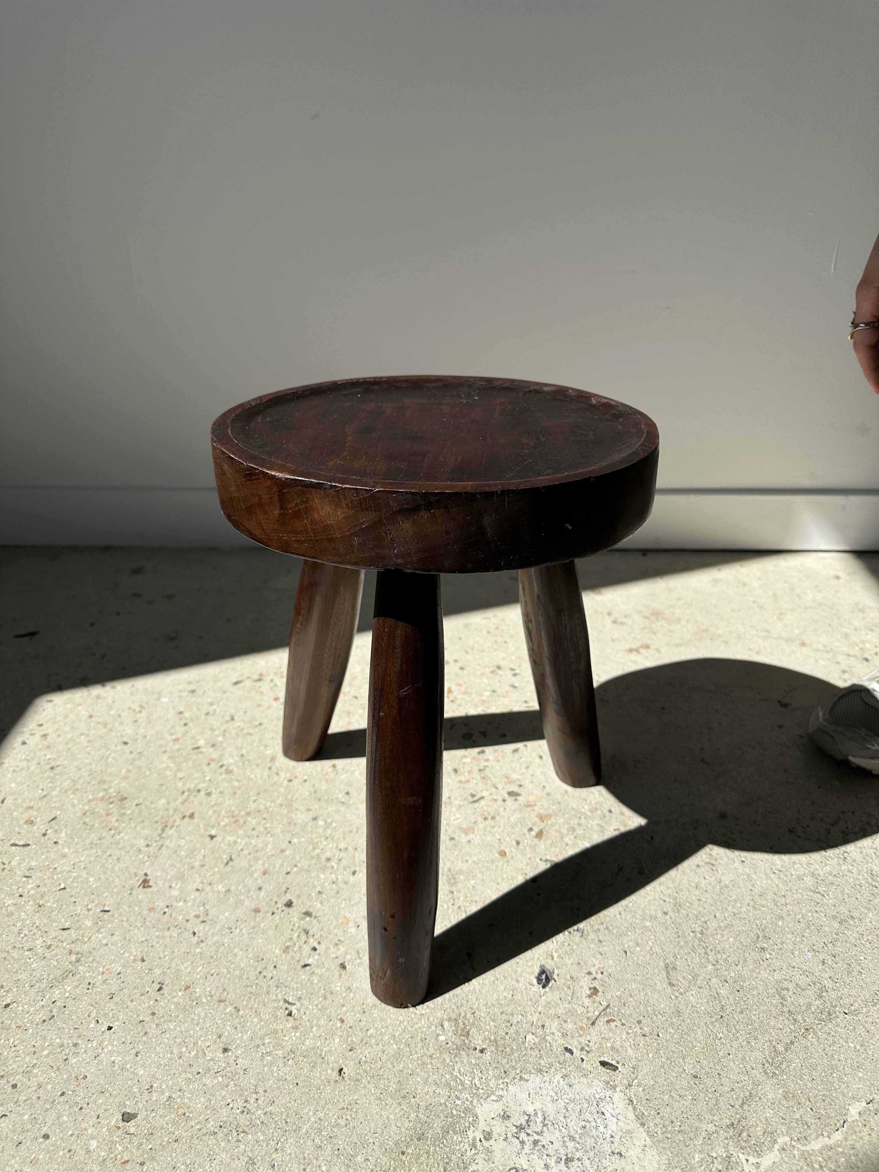 Low hollow upcycled teak tripod stool - Small brown solid wood stool circular seat cr