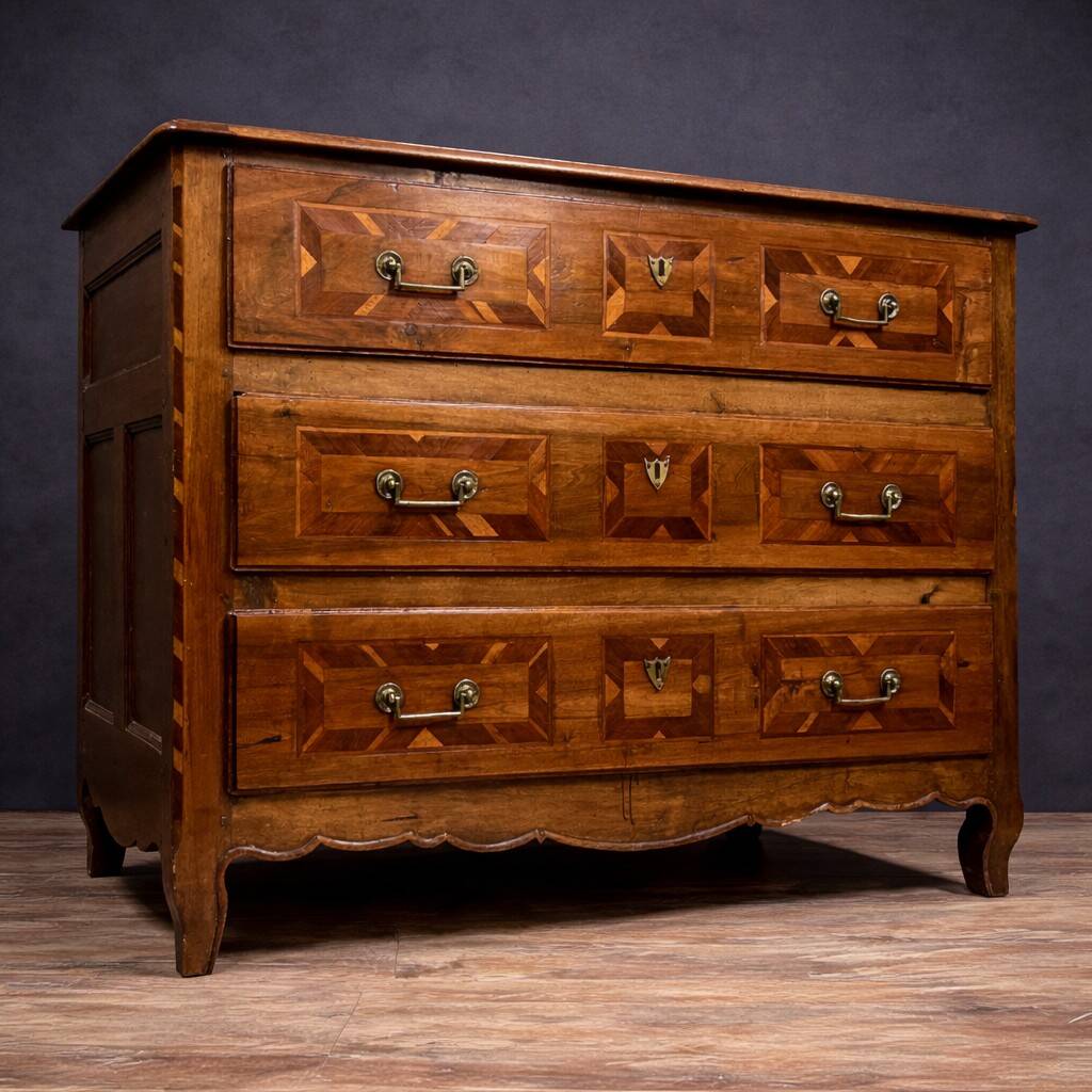 Louis XV transitional commode in precious wood marquetry.