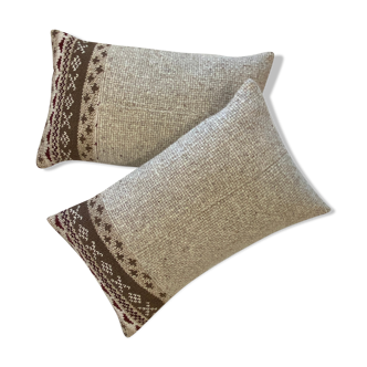 Pair of retro wool knit cushions