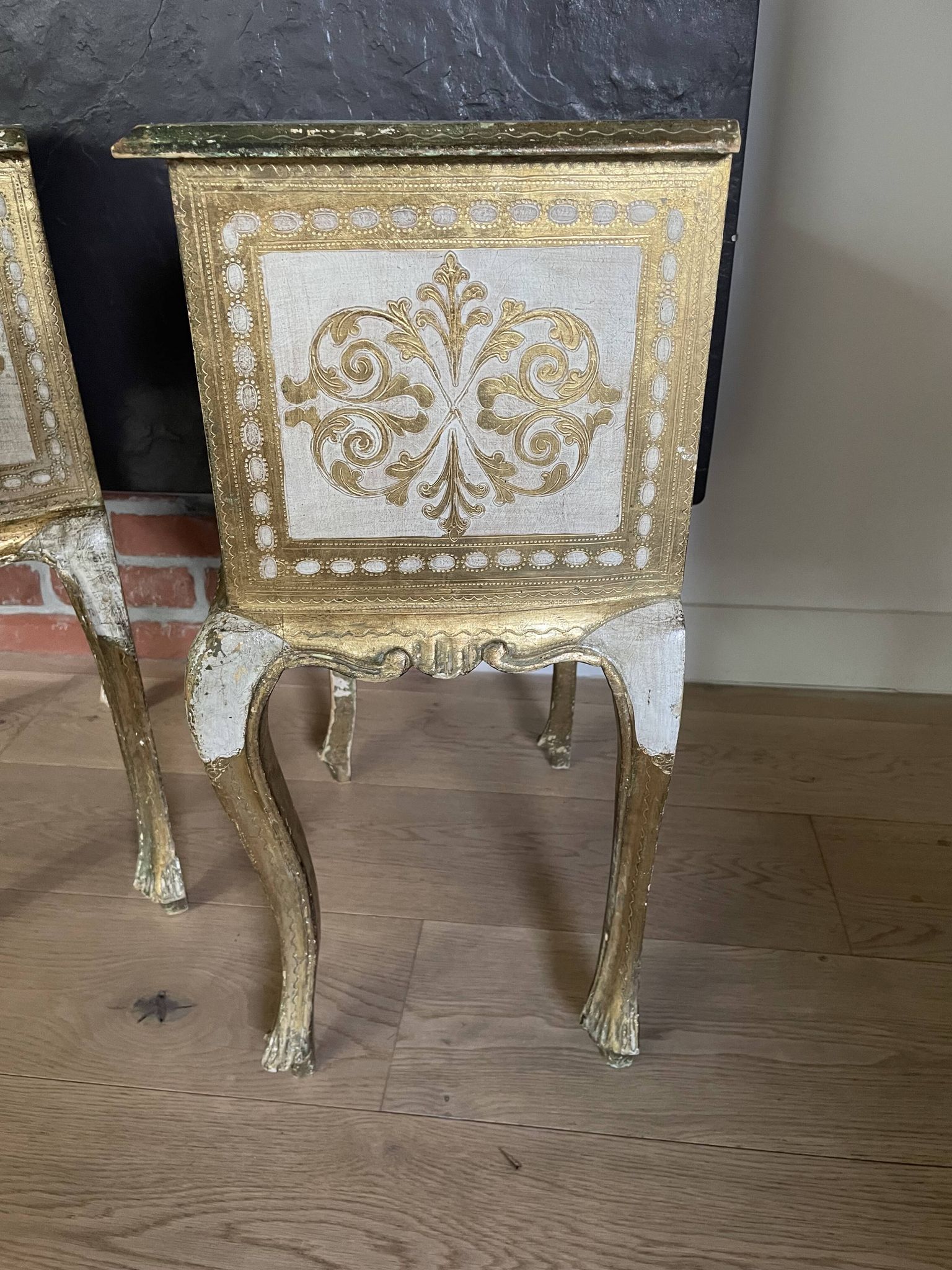 Bedside pair, 3 drawers, 1 drawer and a niche, painted golden wood, italian renaissance style