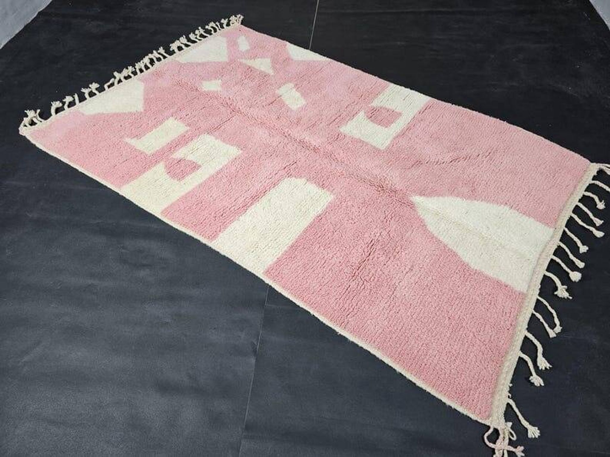 Beni Mrirt rug, handmade in traditional style, size 140 x 260 cm.