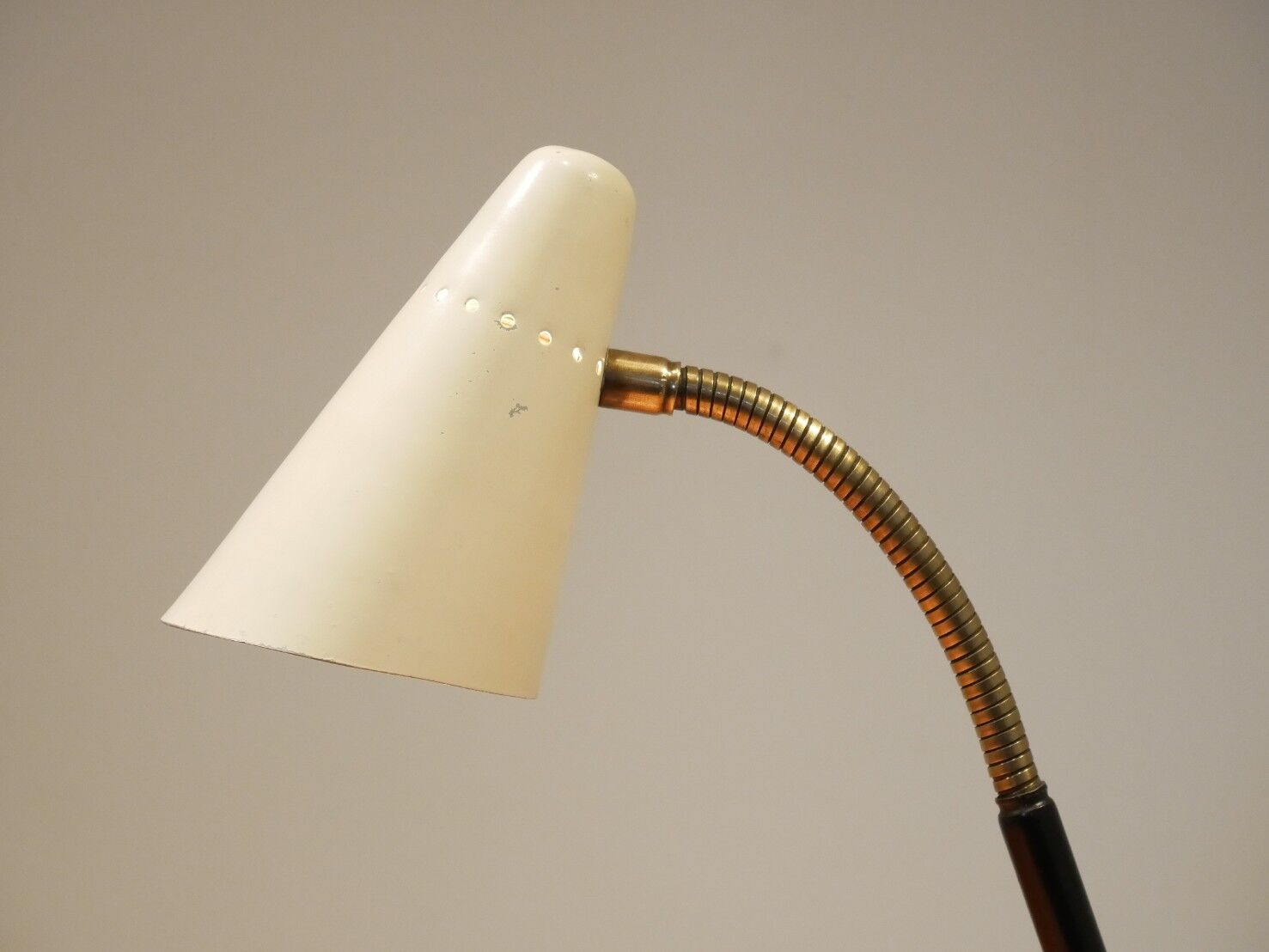 Table lamp in cream painted metal & brass, 1950