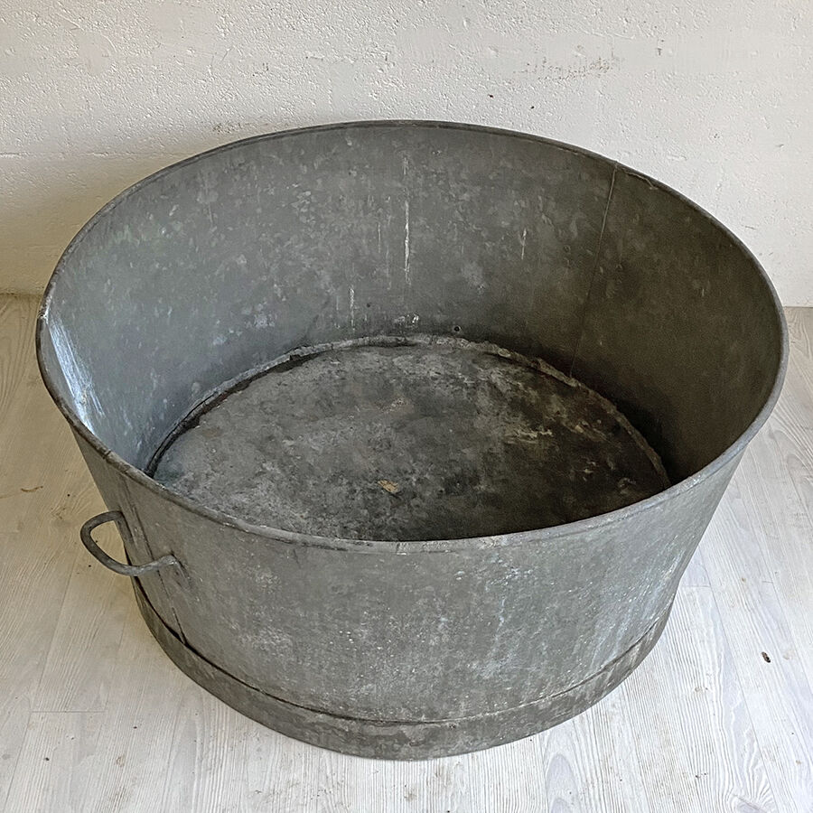 Basin in vintage zinc