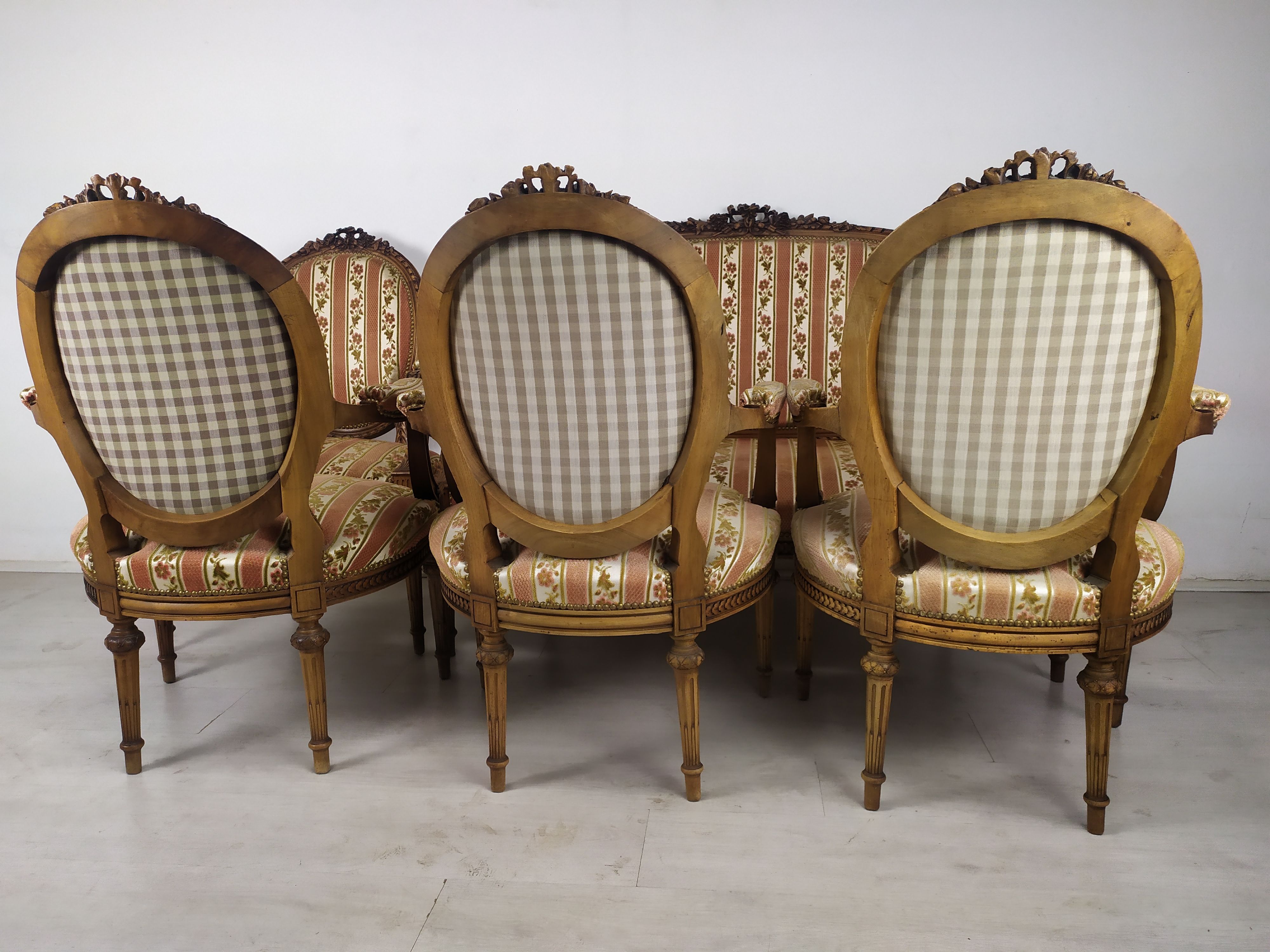 Lounge armchairs bench medallion