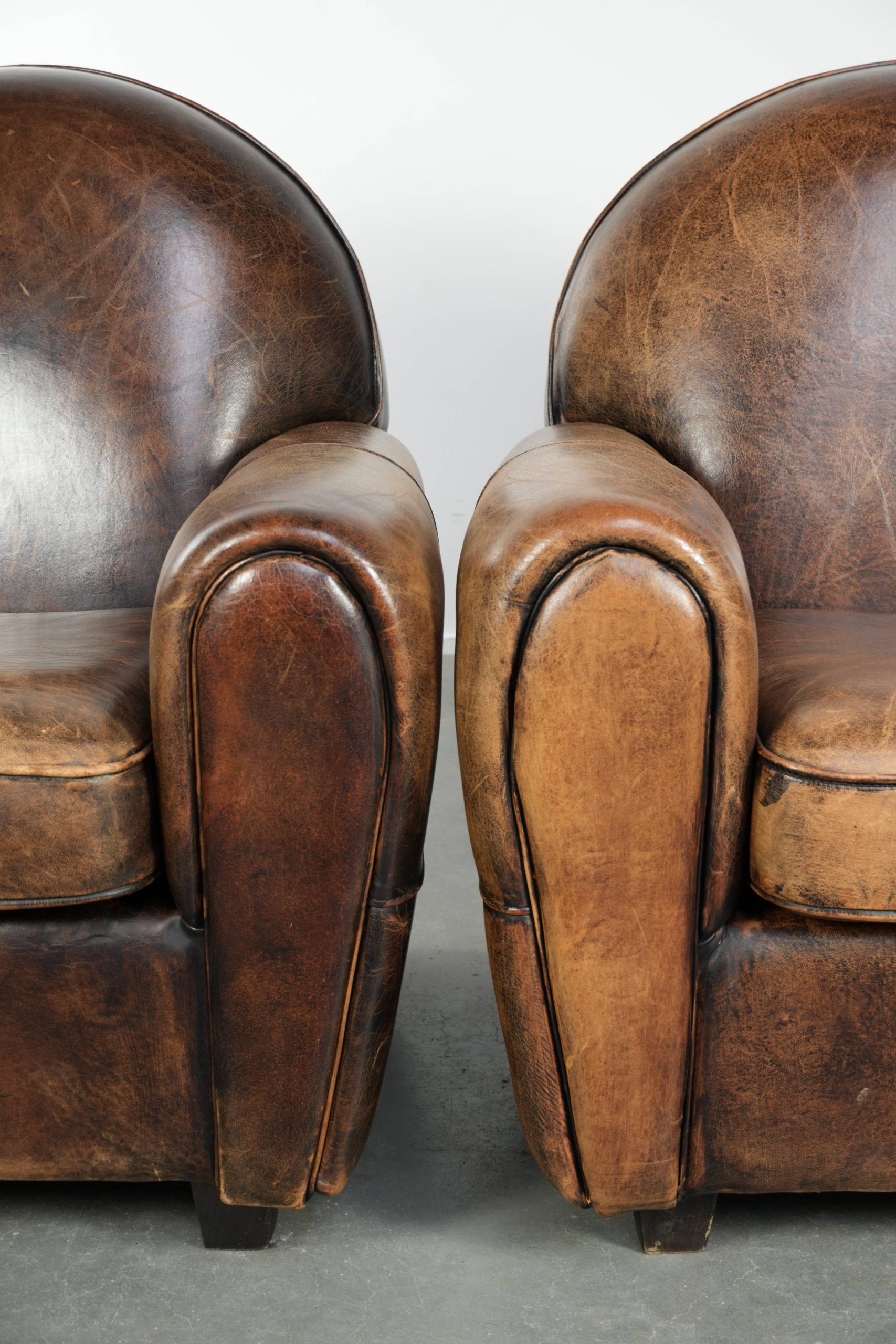 Set of two sheepskin Art Deco design armchairs with beautiful patina