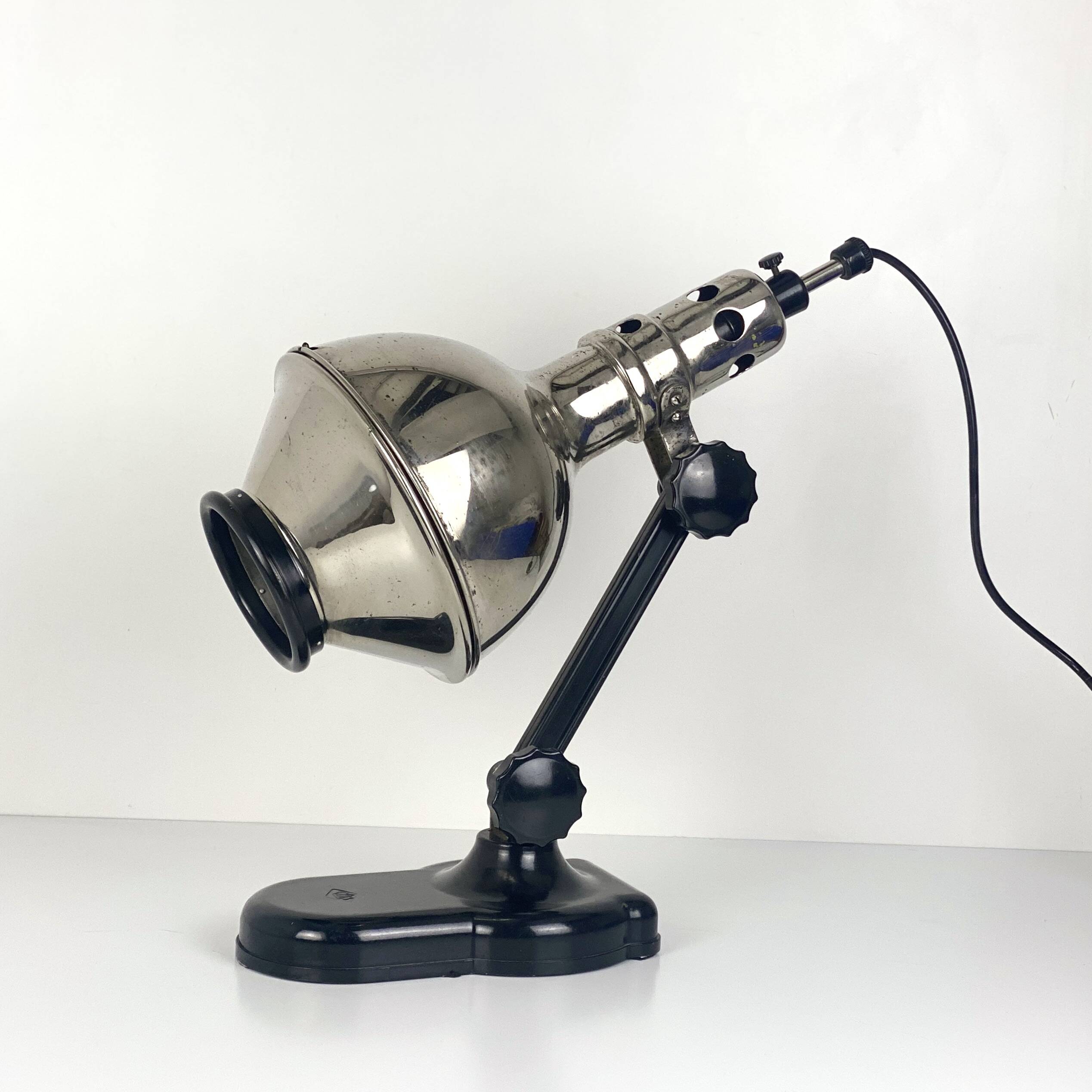 Directional articulated lamp in nickel-plated chrome and black bakelite, with cast iron counterweight.