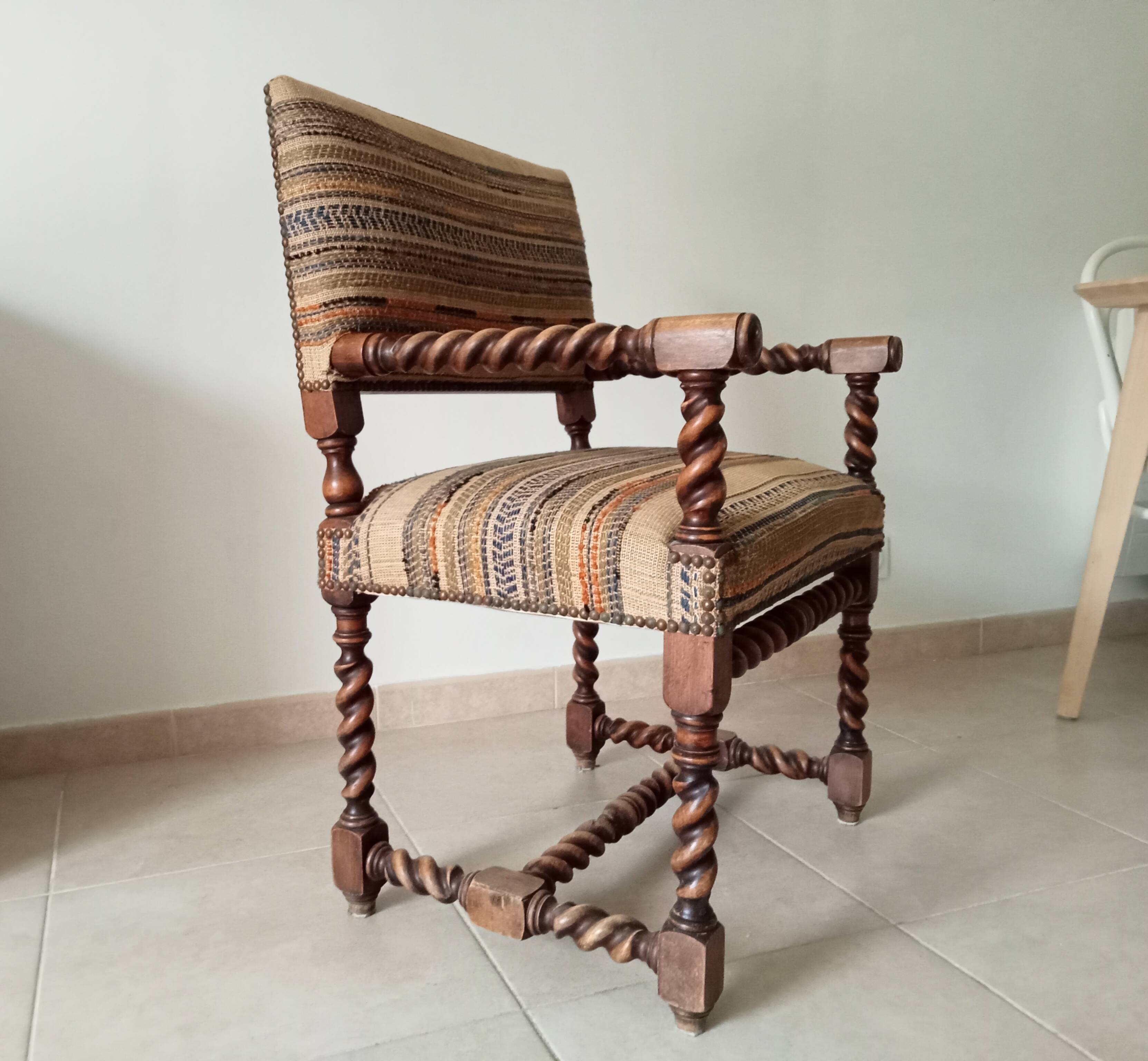 Ancien fauteuil "caqueteuse" de style Louis XIII