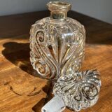 Flacon de parfum ancien en verre moulé et dorure