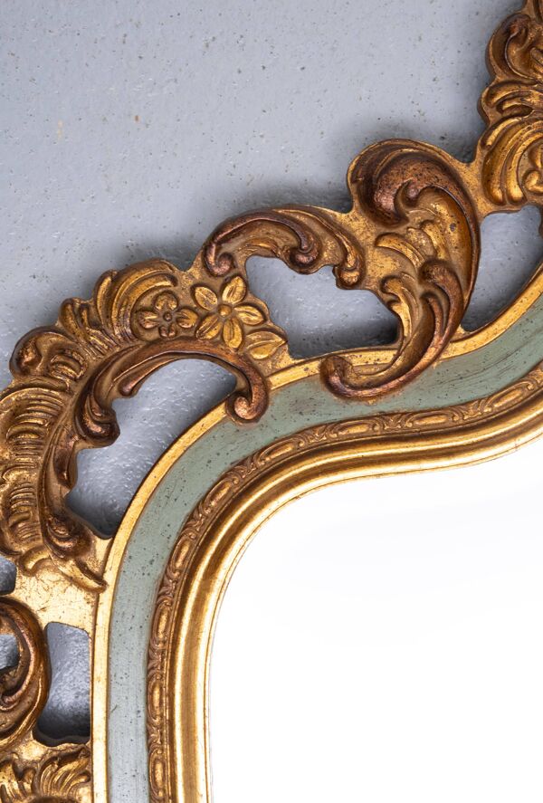 Miroir biseauté de style Louis XV baroque doré avec étiquette ''Brevete'', années 1950.