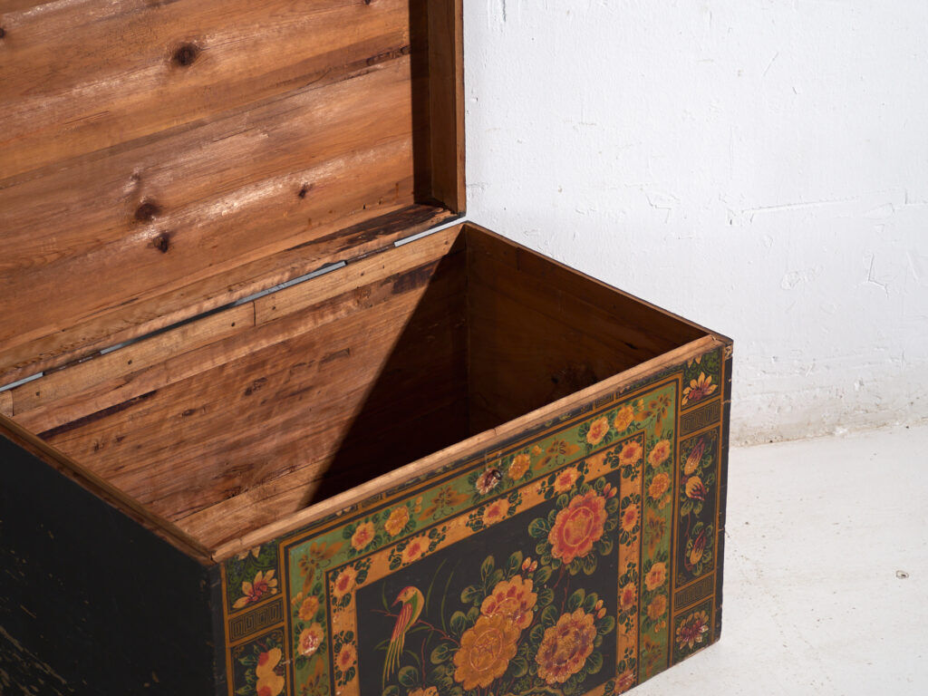 Antique chest painted in pine wood – China, around 1900