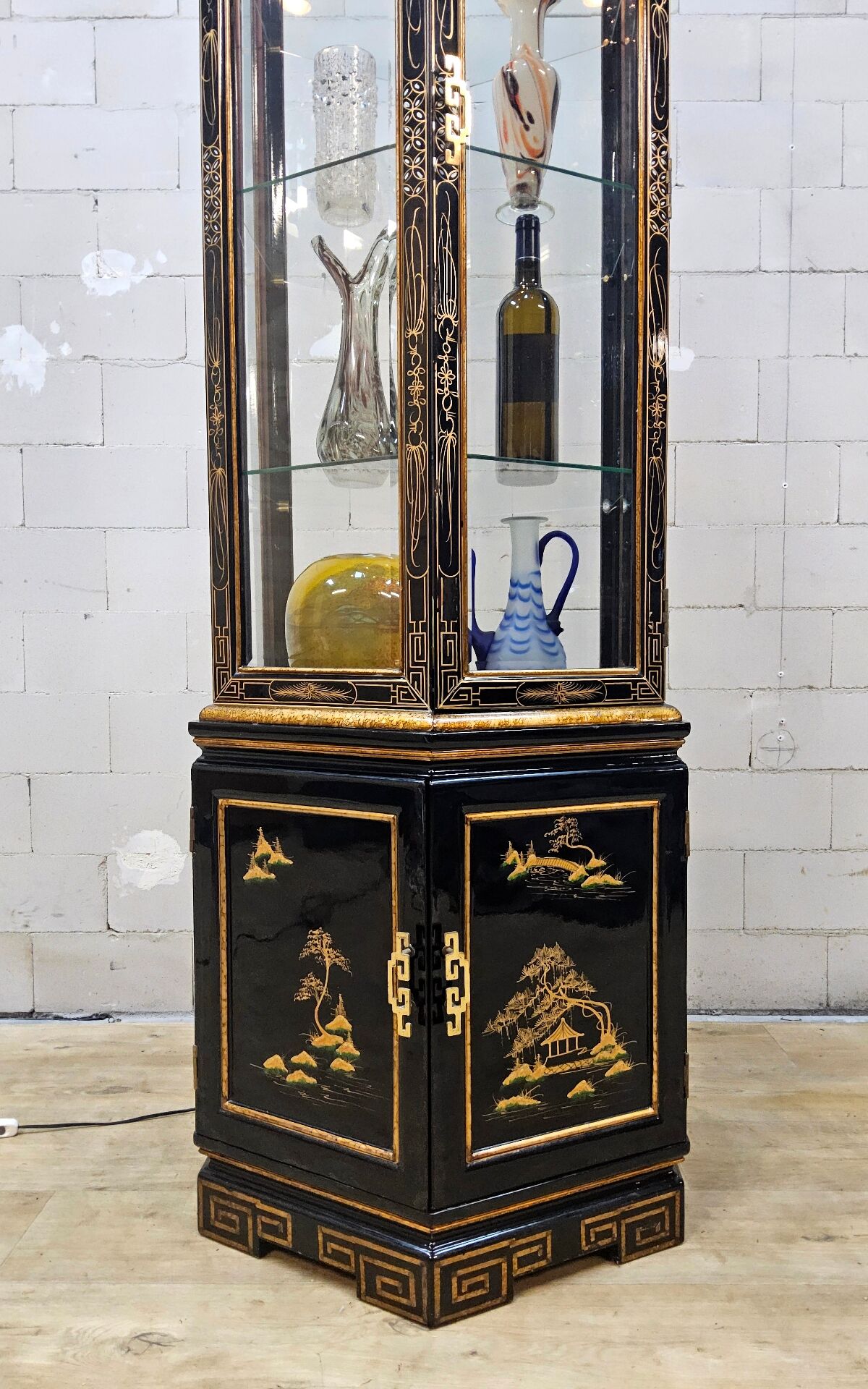 Vitrine chinoise avec toit en pagode et éclairage (asiatique)